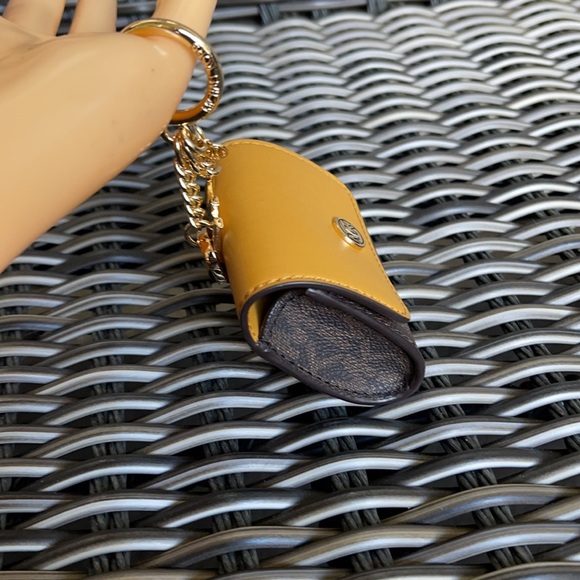 Michael Kors Jet Set Travel AirPod Case - Picture 14 of 16